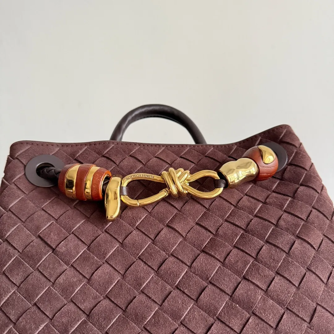 The new Andiamo batch of 3060 BV is shipped‼ ️The classic intercciato weaving process is used to create a soft bag, the metal knot is made of micro-cast aluminum using jewelry technology🪢, and the decorative beads are made of metal and hand-polished oak, allowing you to jump repeatedly between elegance and fun💃, making it unpredictable. Classic and versatile, it shows off your temperament, and the bag has a large capacity, making it very convenient for daily commuting! It has a variety of carrying methods, the shoulder straps can be adjusted by yourself, the original lambskin feels soft and delicate, and the unisex style breaks gender boundaries and brings a more practical and long-lasting use experience. The Andiamo, which has both elegant and casual styles, perfectly interprets the "fashionable old money style". Style number: 743568+wood hardware Color: suede black brown Size: 25*22*10.5cm